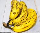 Τρεις ώριμες μπανάνες έτοιμα για κατανάλωση